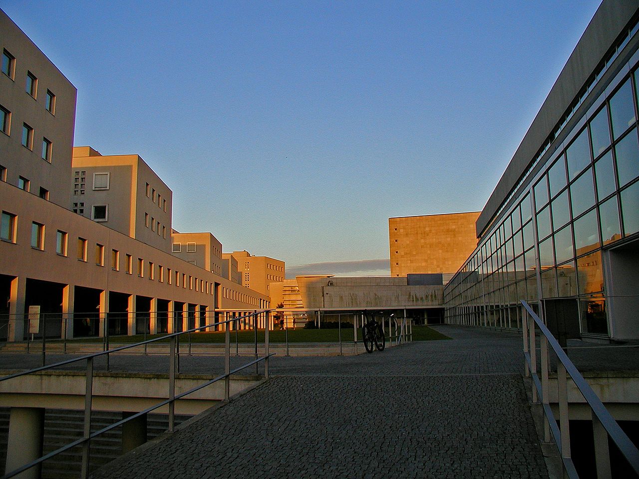 Faculdade de Engenharia da Universidade do Porto - 2