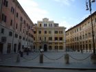 miniatura Roma, piazza Borghese: a destra il fianco di palazzo Borghese, a sinistra il palazzo della famiglia Borghese, di fronte la sede della Facoltà di Architettura della Sapienza, 2008